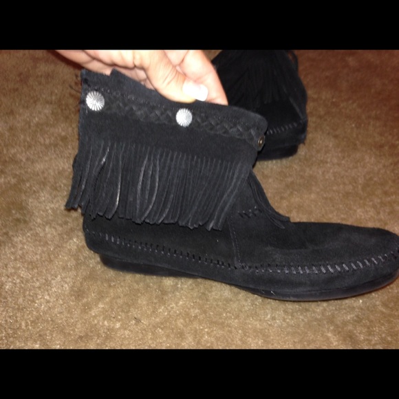 Minnetonka Fringe Boot Black 7 1/2. - Picture 2 of 4
